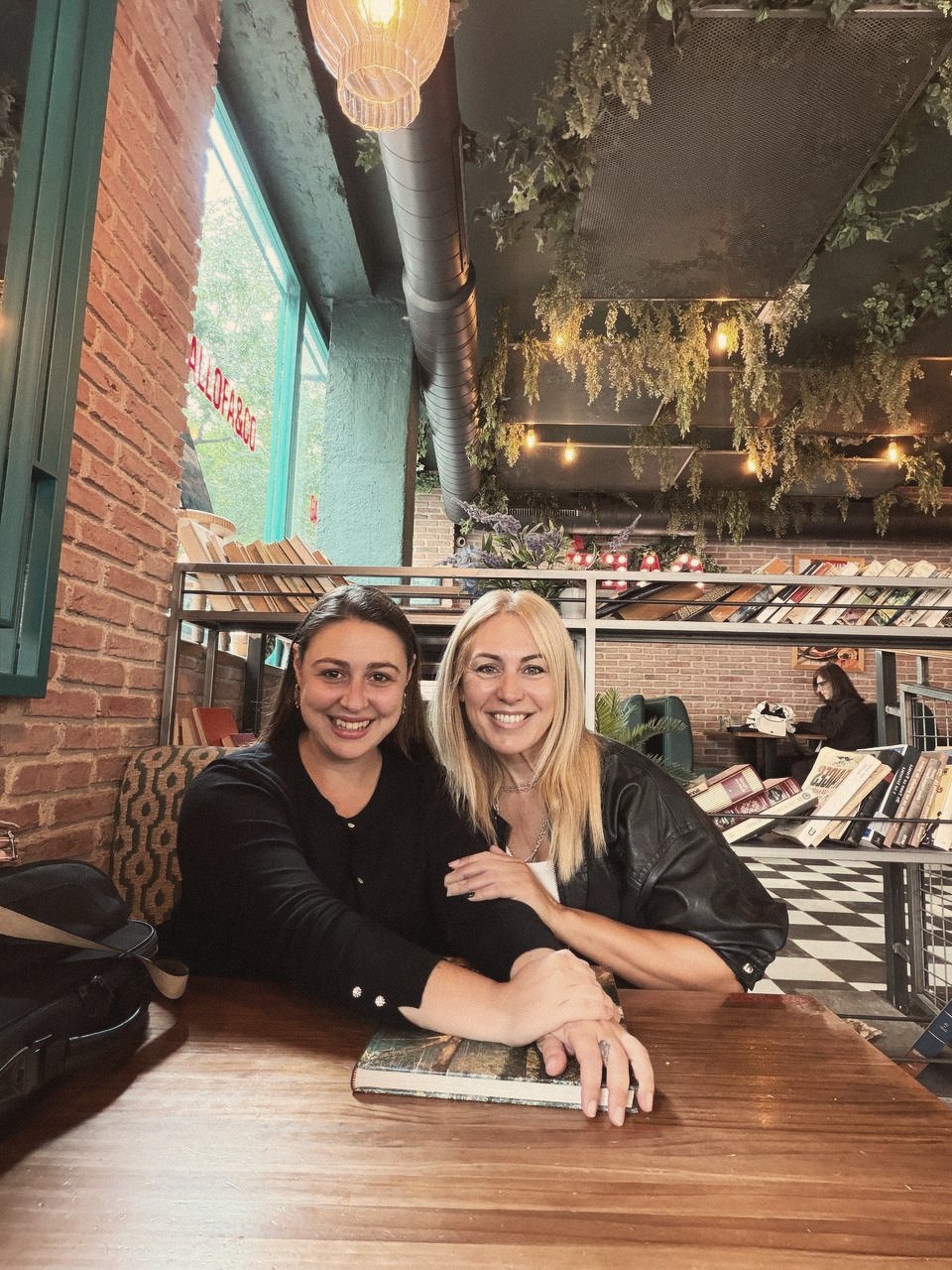 Natalia Misa con su clienta Marina Palazuelos, sonriendo en una cafetería