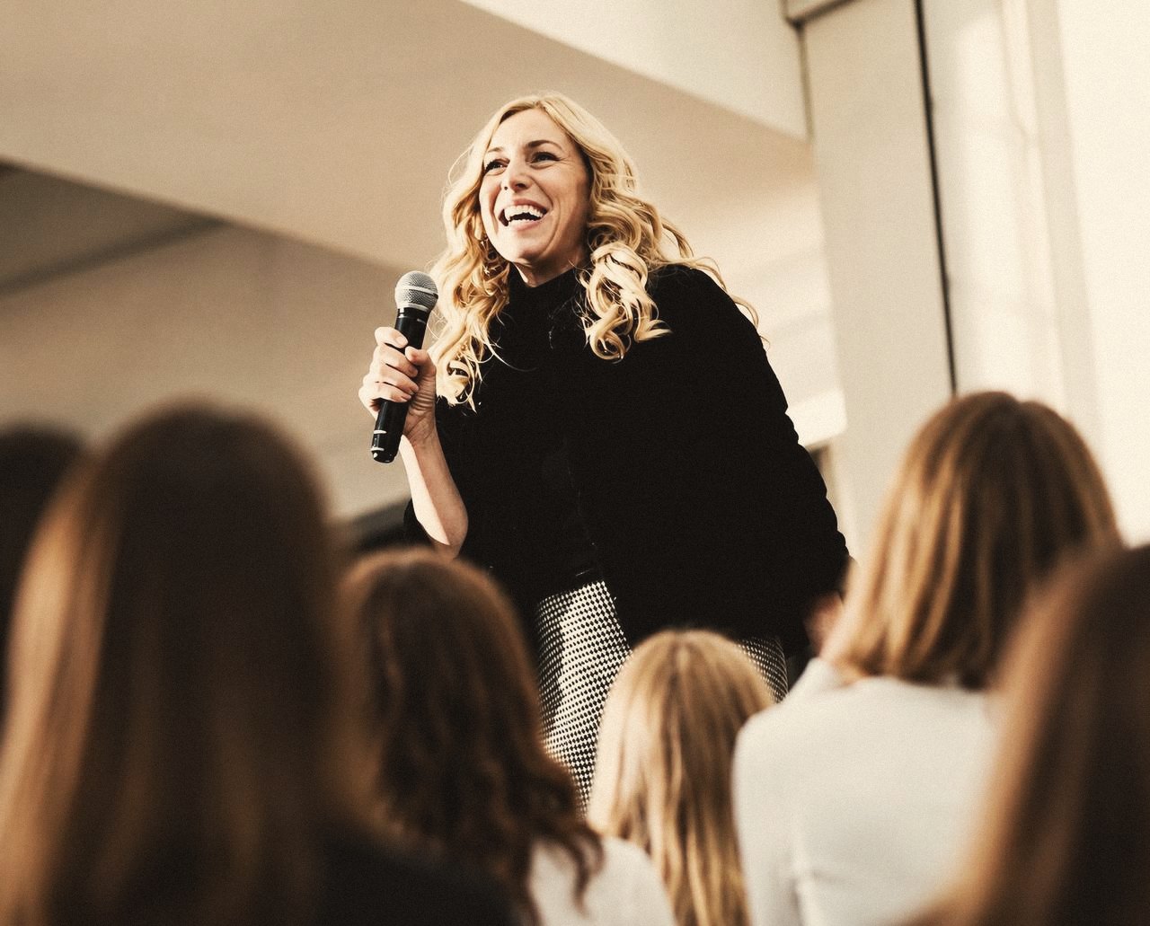 Natalia Misa sonriendo con el micrófono durante su ponencia en el evento de influencers de Michelle Piters