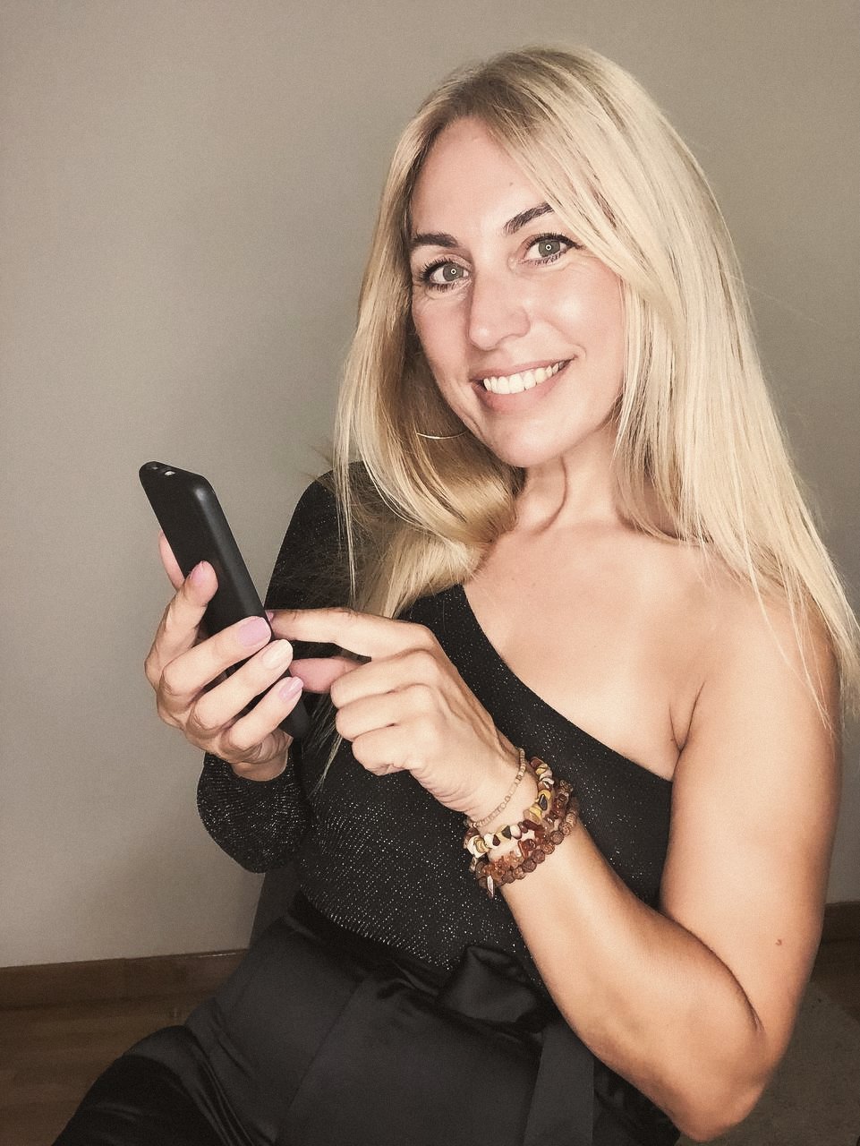 Natalia Misa sonriendo con el móvil en la mano
